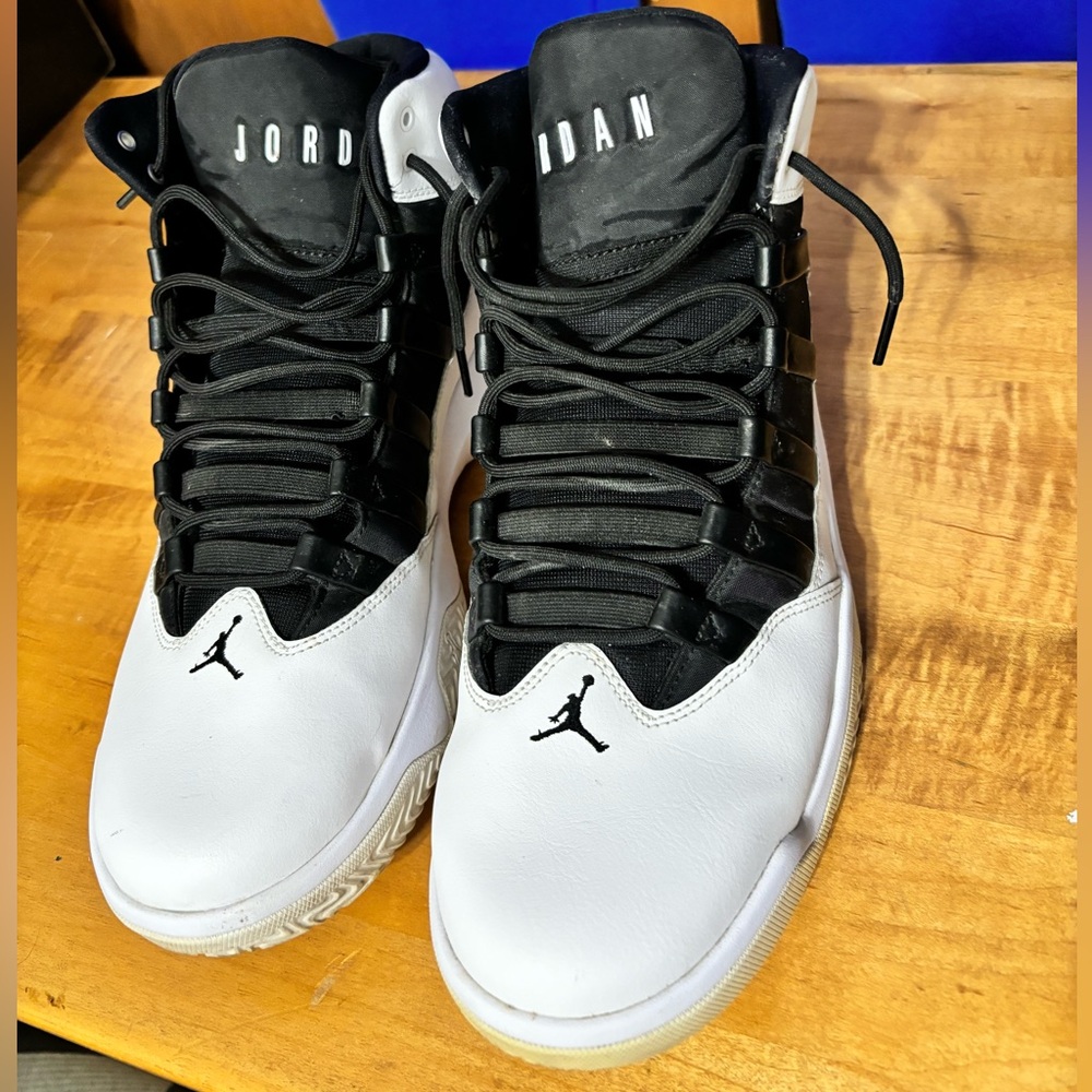Jordan Men's Black and White max aura Sneakers